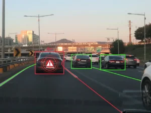 The GD03's ADAS feature identifying a forward collision risk on a highway with an on-screen warning.