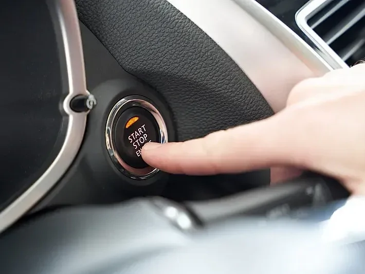 The GD09 dashcam demonstrating its loop recording feature, which automatically locks and saves important collision videos.