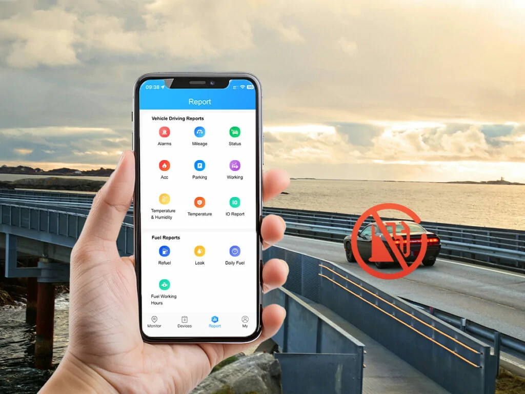 The GD09 dashcam demonstrating its loop recording feature, which automatically locks and saves important collision videos.