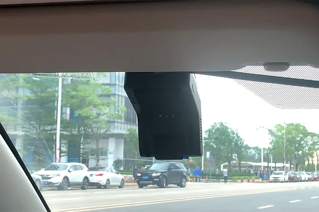 great will dashcam discreetly mounted behind a car's rearview mirror.