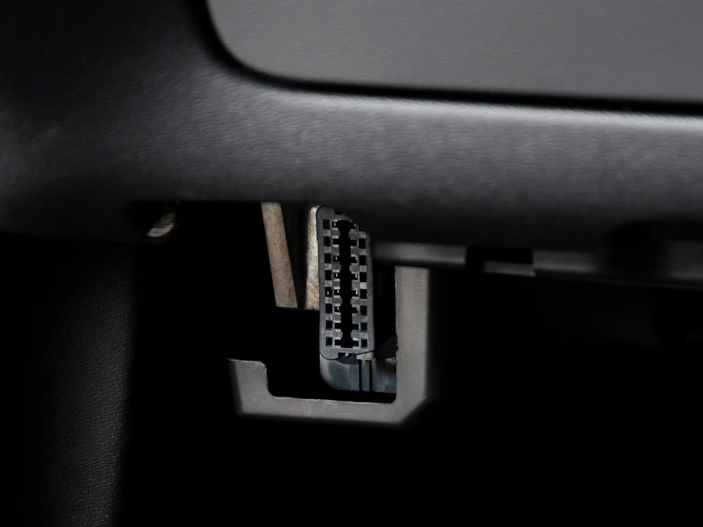 A car collision with a security lock icon, illustrating the GD09's instant event alerts and secure cloud storage.
